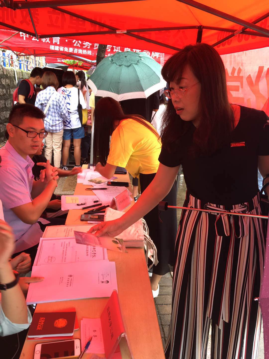 谢新暎看望迎新工作志愿服务的同学