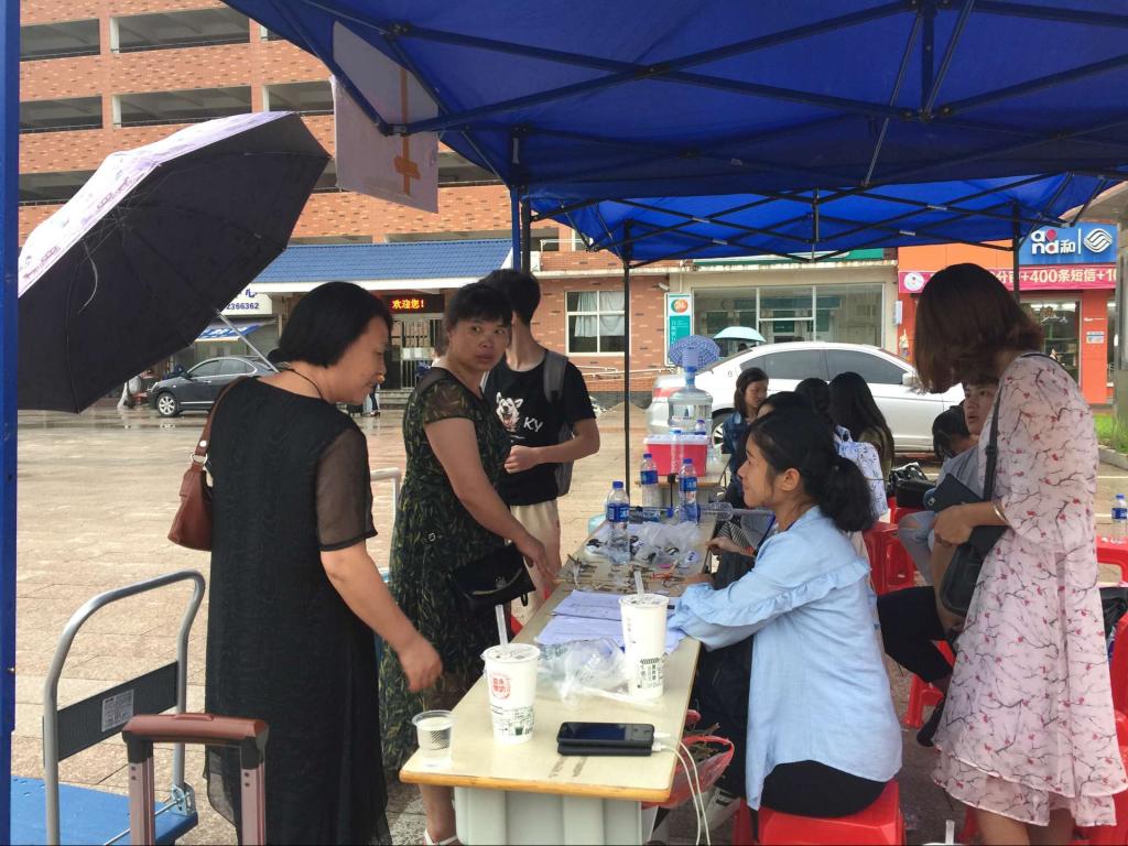 蔡永香检查迎新准备情况